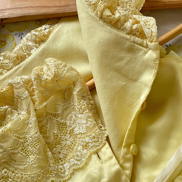 Fresh Yellow Belle Dress with Lace detailing- Girls - 4–5years - Used - Picture 9 of 13